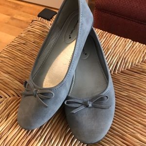 Gray flat shoe